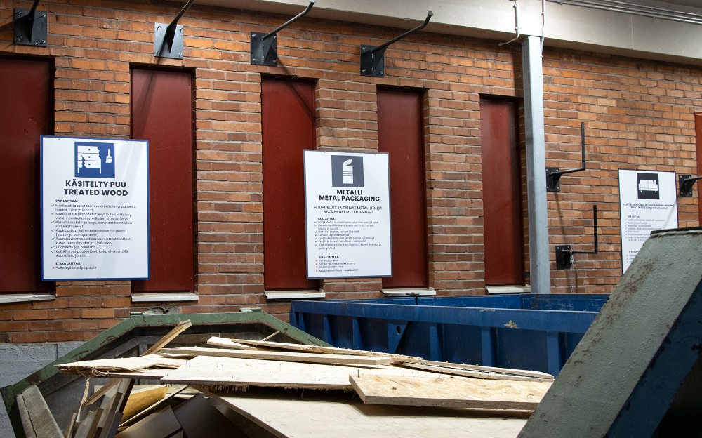 kuva jätekatoksen lajitteluastioista