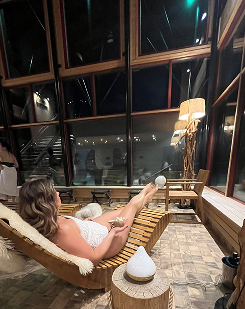 kuvassa nainen spa-osastolla kauneushoitolassa
