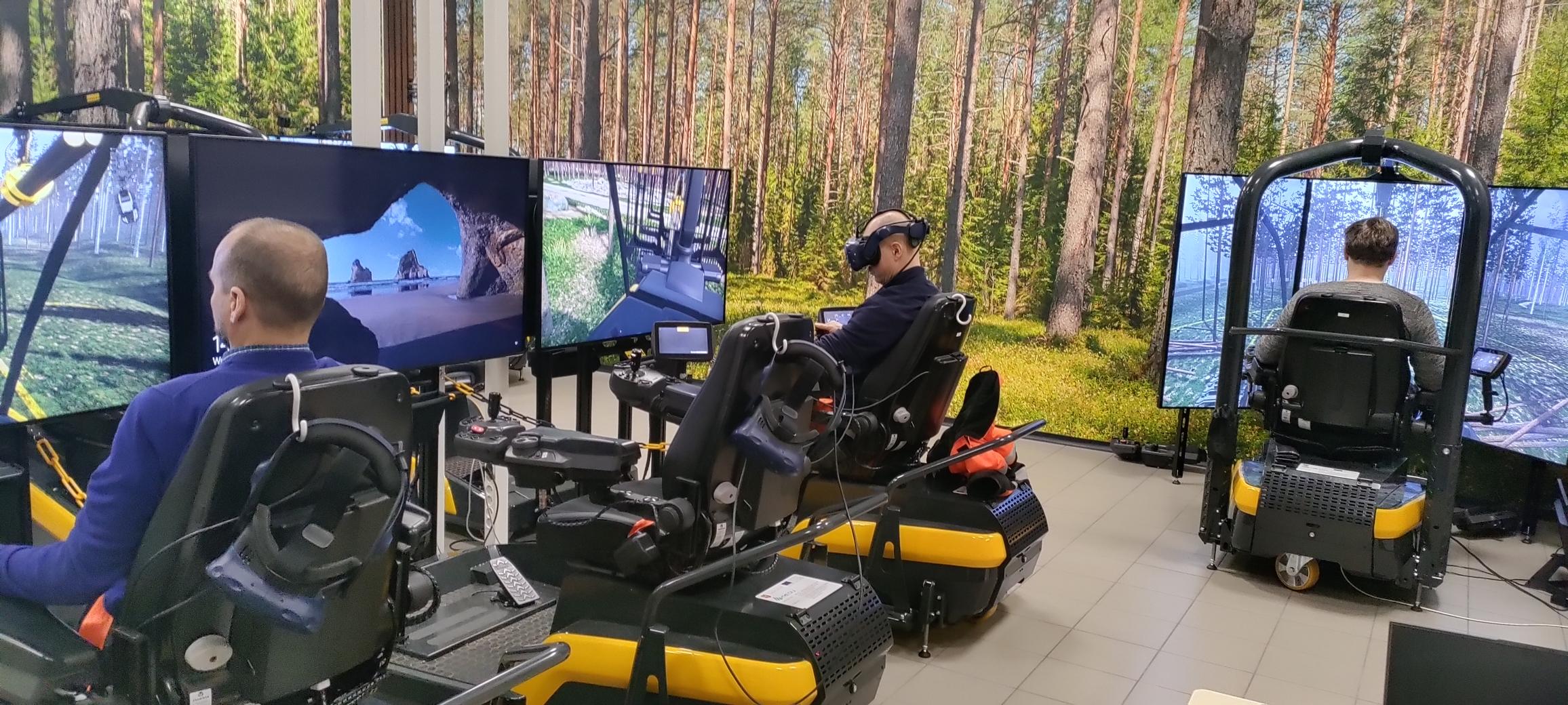 Opiskelijat harjoittelevat uusilla metsäkonesimulaattoreilla 