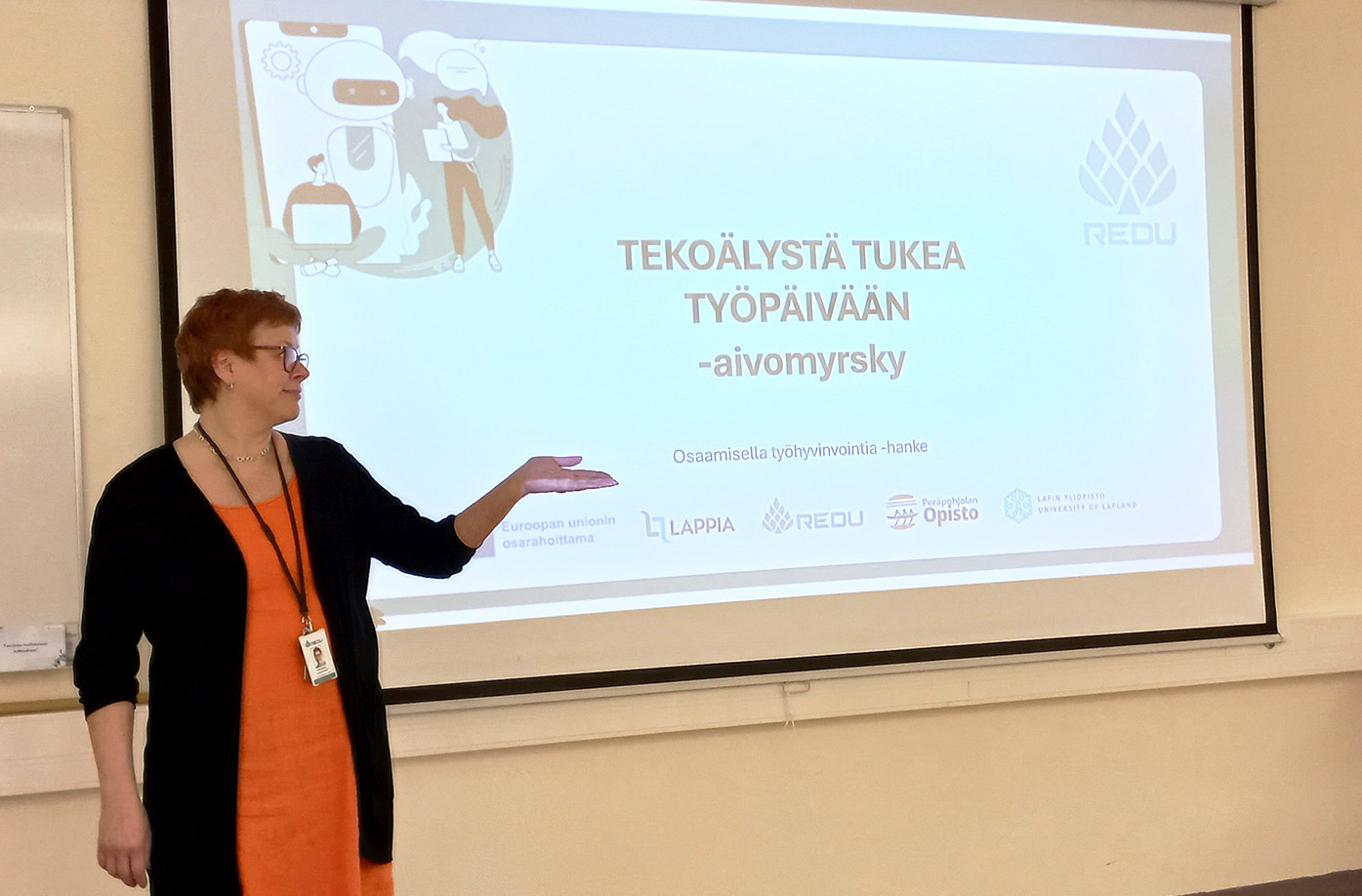 Kuvateksti: Osaamisella työhyvinvointia -hankkeen REDUn hankekoordinaattori Soili Lehtinen REDUn tekoälykoulutuskokonaisuuden hankkeen organisoiman työpajaosuuden vetäjänä.