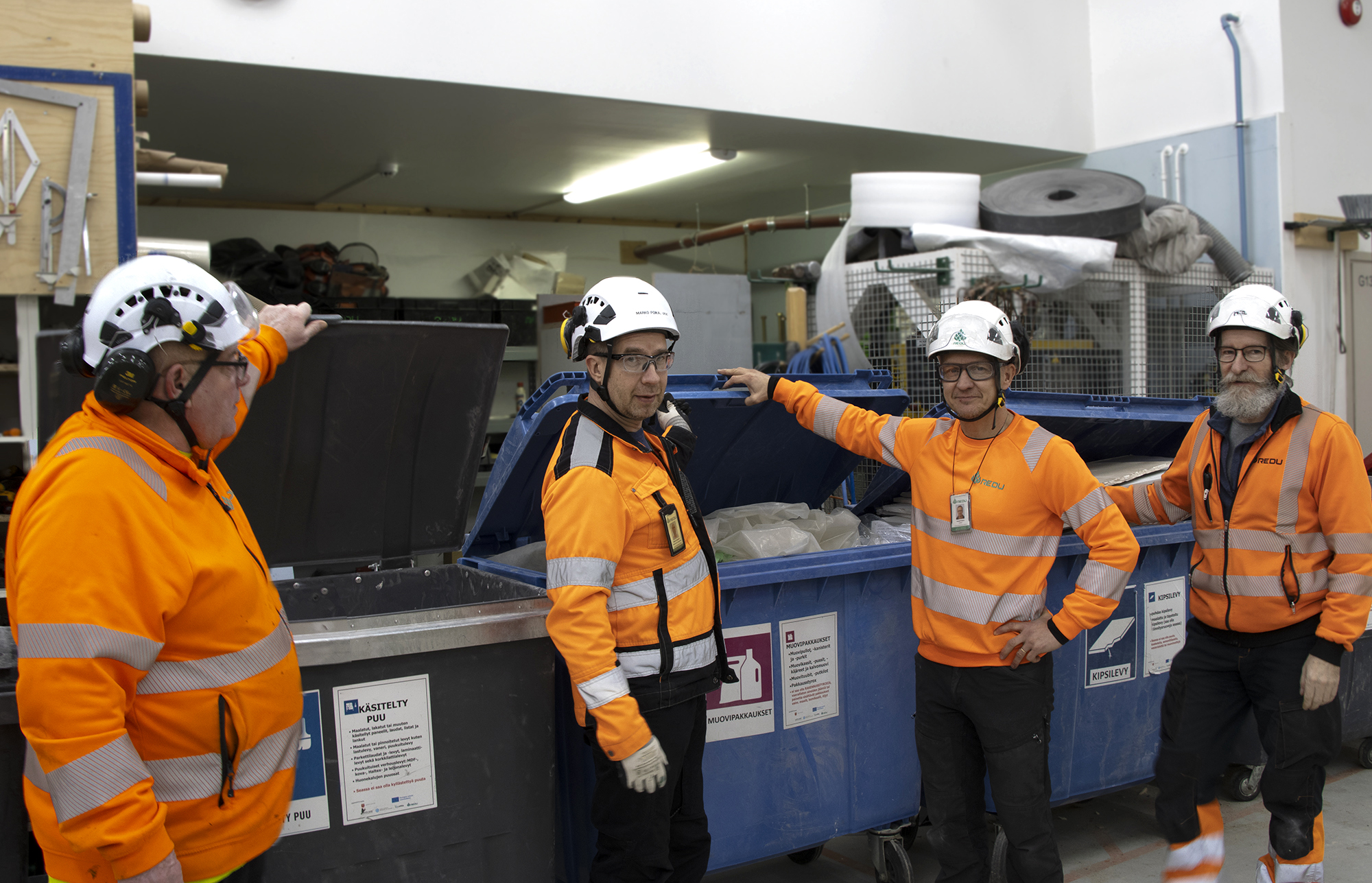 rakennusalan opettajat jäteastioiden vieressä