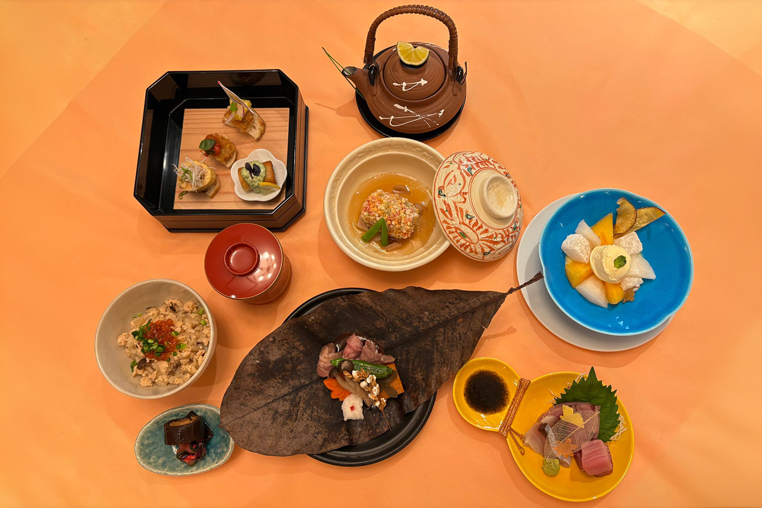 Japanilaista ruokaa pöydällä ylhäältä päin kuvattuna.