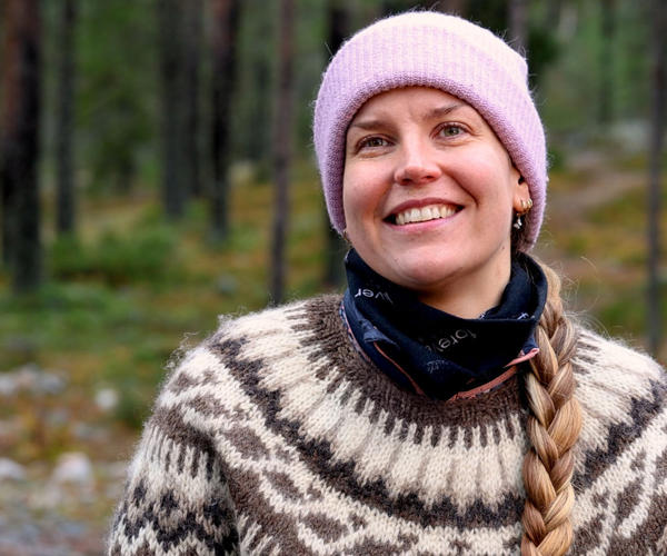 Elina Andsten hymyilee kameralle pipo päässä.
