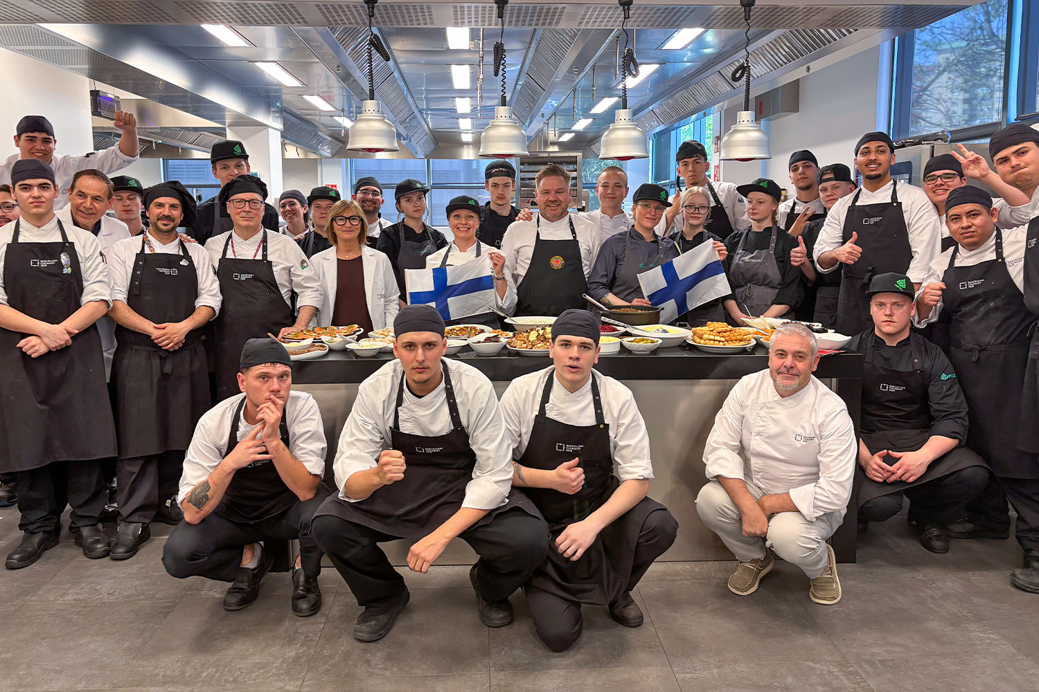 Ryhmäkuvassa Barcelonan Culinary Hubin ja REDUn opiskelijat yhdessä.