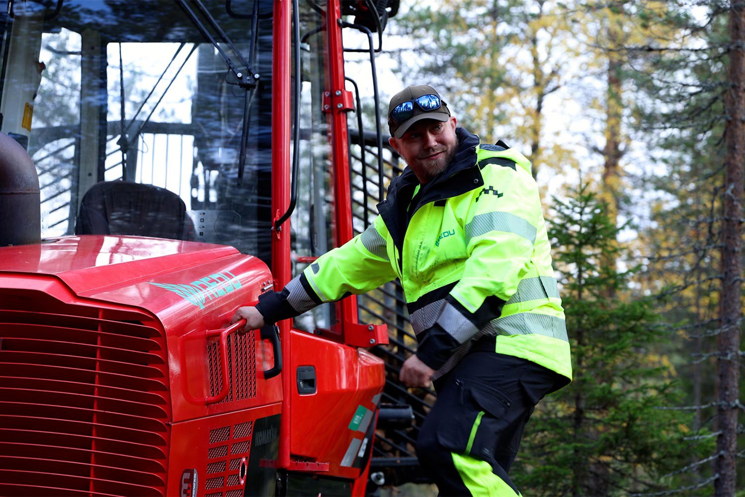 Jari Laine nousemassa metsäkoneesta tikapuita alas.