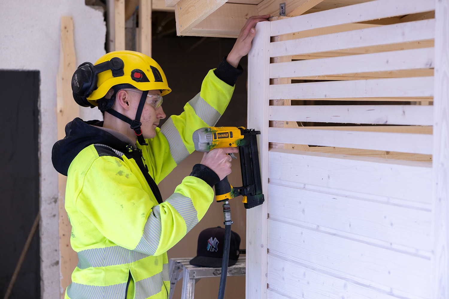 Jimi Mattila on vajan edessä naulapyssyn kanssa.