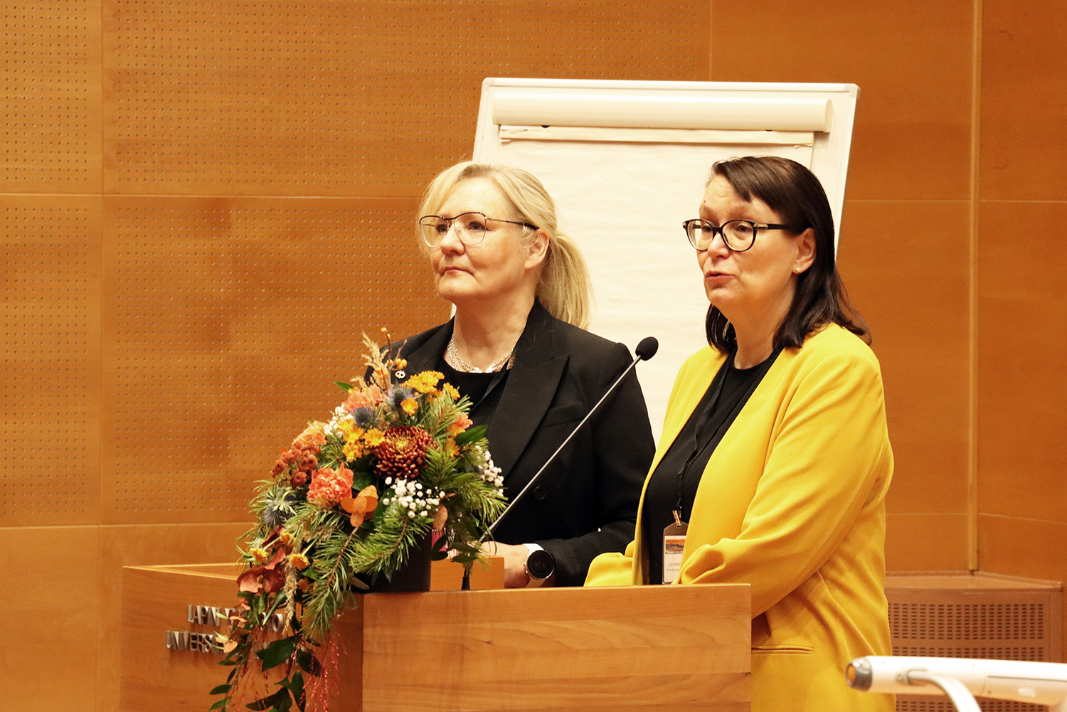 Riitta Rissanen ja Saija Niemelä-Pentti auditoriossa