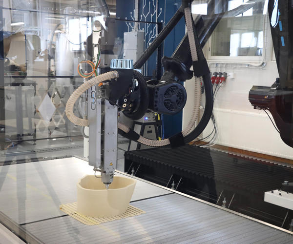 3D-robotti tulostaa esinettä