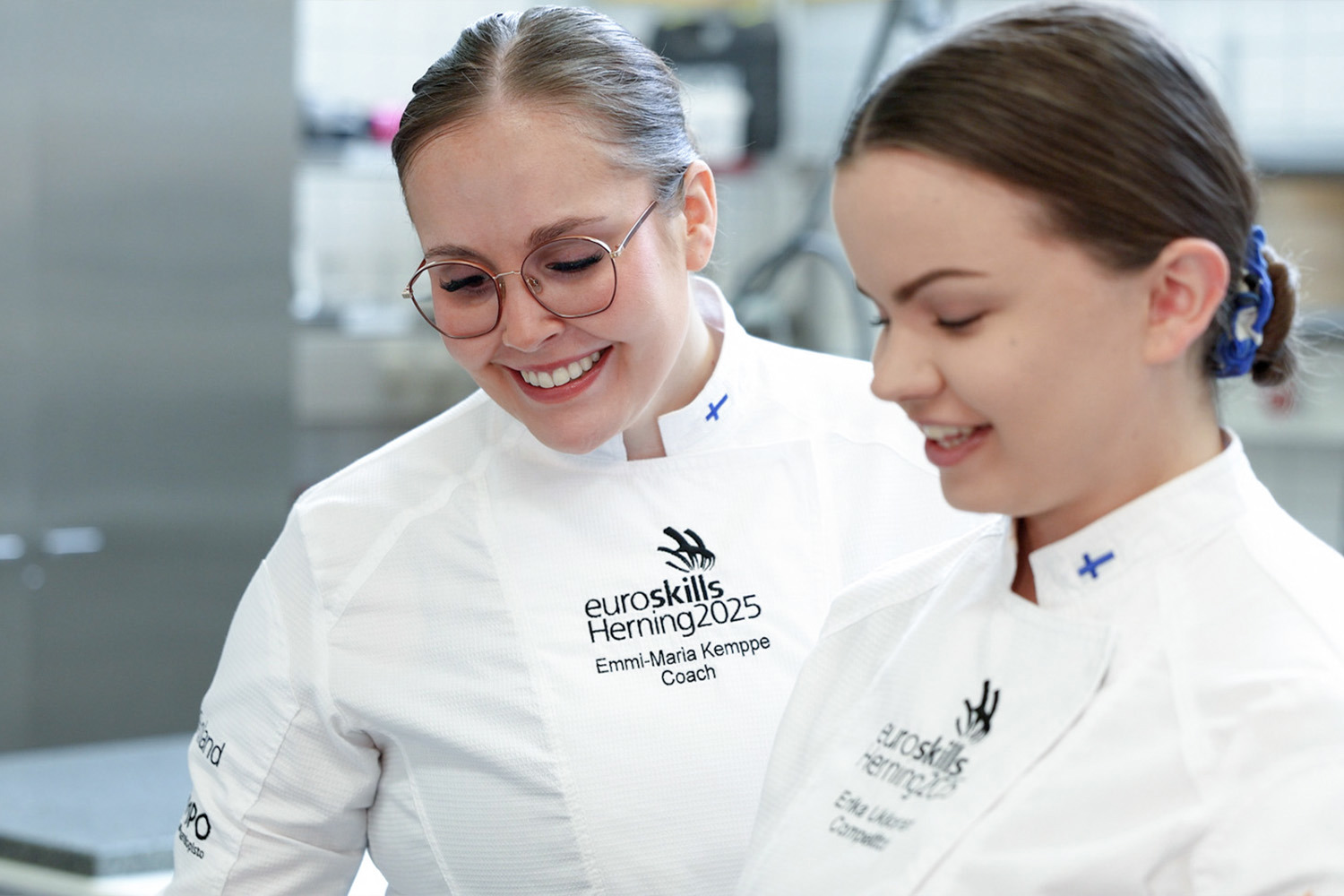 Emmi-Maria Kemppe valmensi EuroSkills Herning 2025 tapahtumassa opiskelijaa, joka on etualalla.